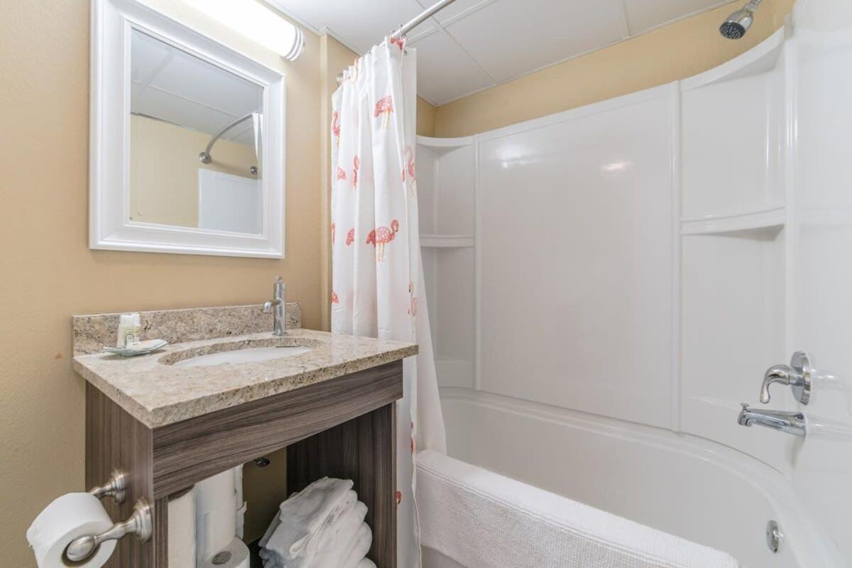 Ground Floor Ocean Front Studio - Caravelle Resort 124 Myrtle Beach Buitenkant foto